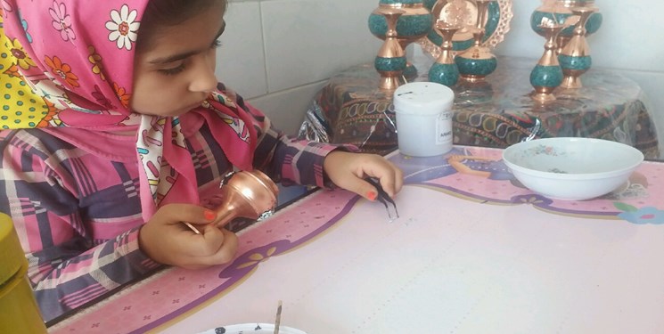 خلق آثار بی‌نظیر صنایع دستی توسط کودک زرندی