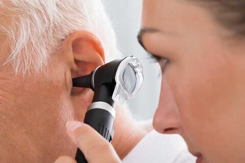 کاهش شنوایی می‌تواند از علائم کرونا باشد/ از گوش پاک کن استفاده نکنید