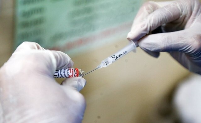 اولین دوز واکسن آسترازنکا در رفسنجان تزریق شد