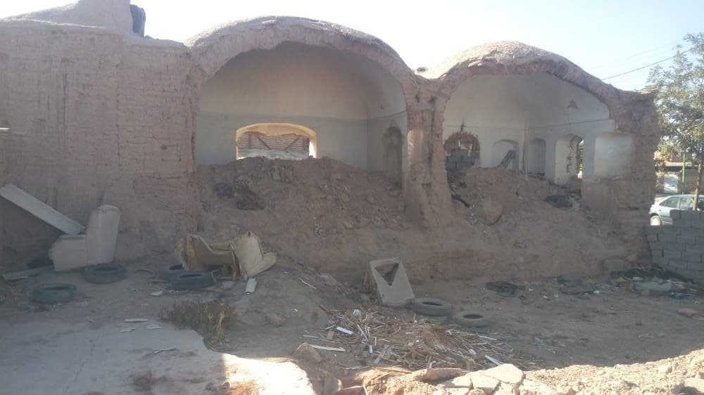 مکان های ناامن توسط شهرداری زرند تخریب شد