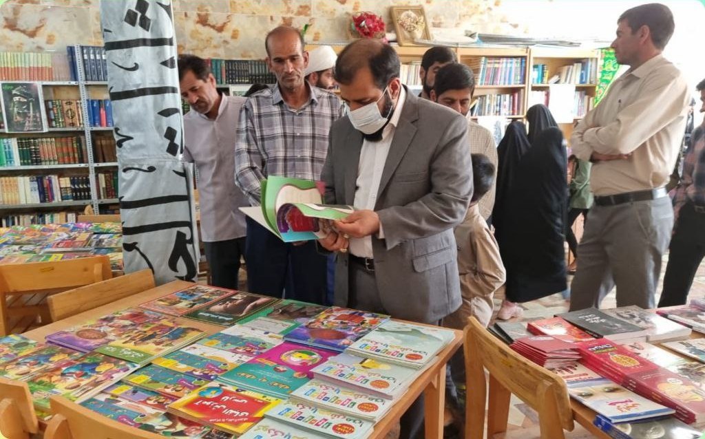 نمایشگاه کتاب در روستای طالقانی زرند گشایش یافت1