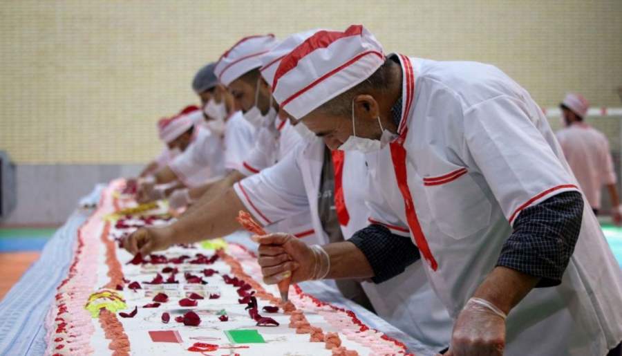 پخت کیک ۱۱۰ متری در کرمان با تلاش ۸۰ قناد