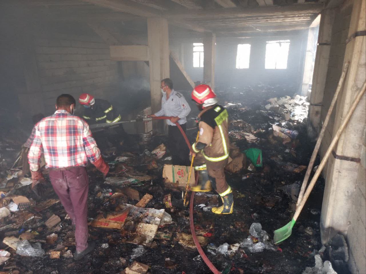 تلاش پنج ساعته برای مهار آتش در ساختمان تجاری مسکونی زرند