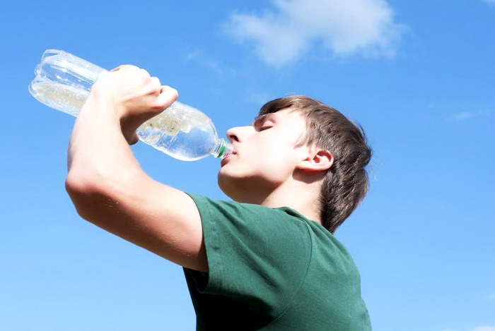 خطرات کاهش سطح املاح در بدن / تابستان روزی چند لیوان آب بنوشیم؟
