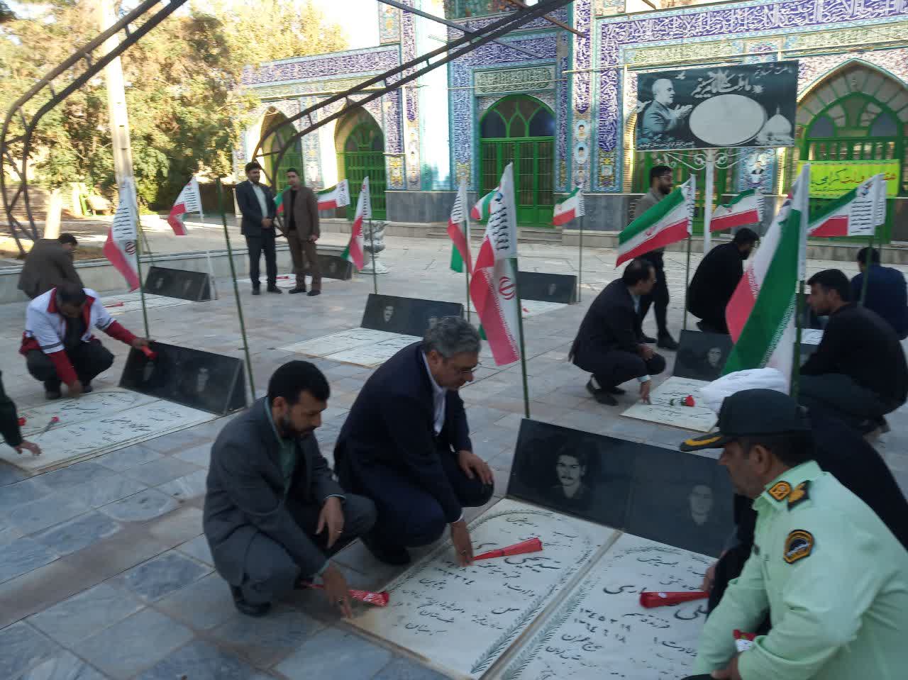 غبارروبی گلزار شهدای شهرستان کوهبنان به مناسبت هفته دولت