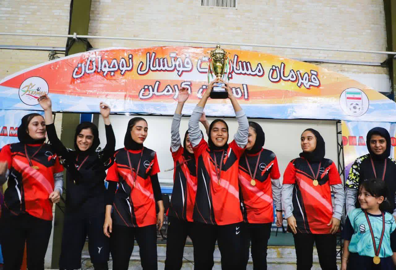 جام قهرمانی در دستان دختران فولاد زرند