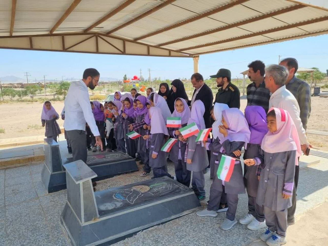 غبارروبی گلزار شهدای روستای سنگ با حضور دانش آموزان