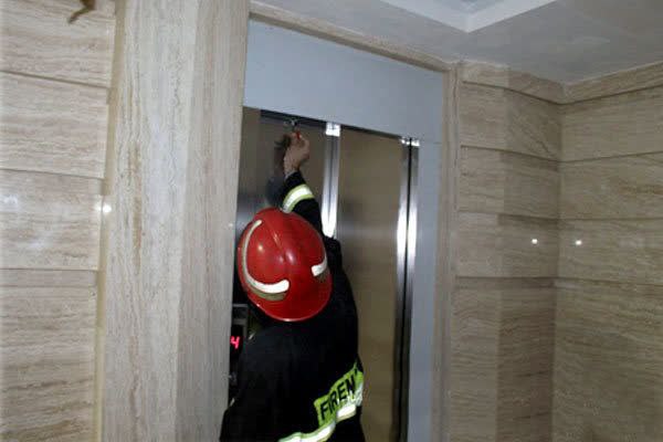 نجات فرد گرفتار در آسانسور توسط گروه امداد و نجات سازمان آتش نشانی زرند