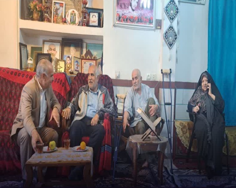 شهردار و رئیس شورای اسلامی شهر زرند با خانواده شهید مصطفوی دیدار نمودند