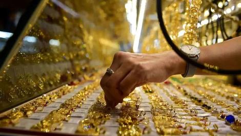 رئیس اتحادیه طلای تهران: اعتصاب طلافروش ها در واکنش به مقررات مالیاتی دولت/ بازار طلا در تهران نیمه تعطیل است