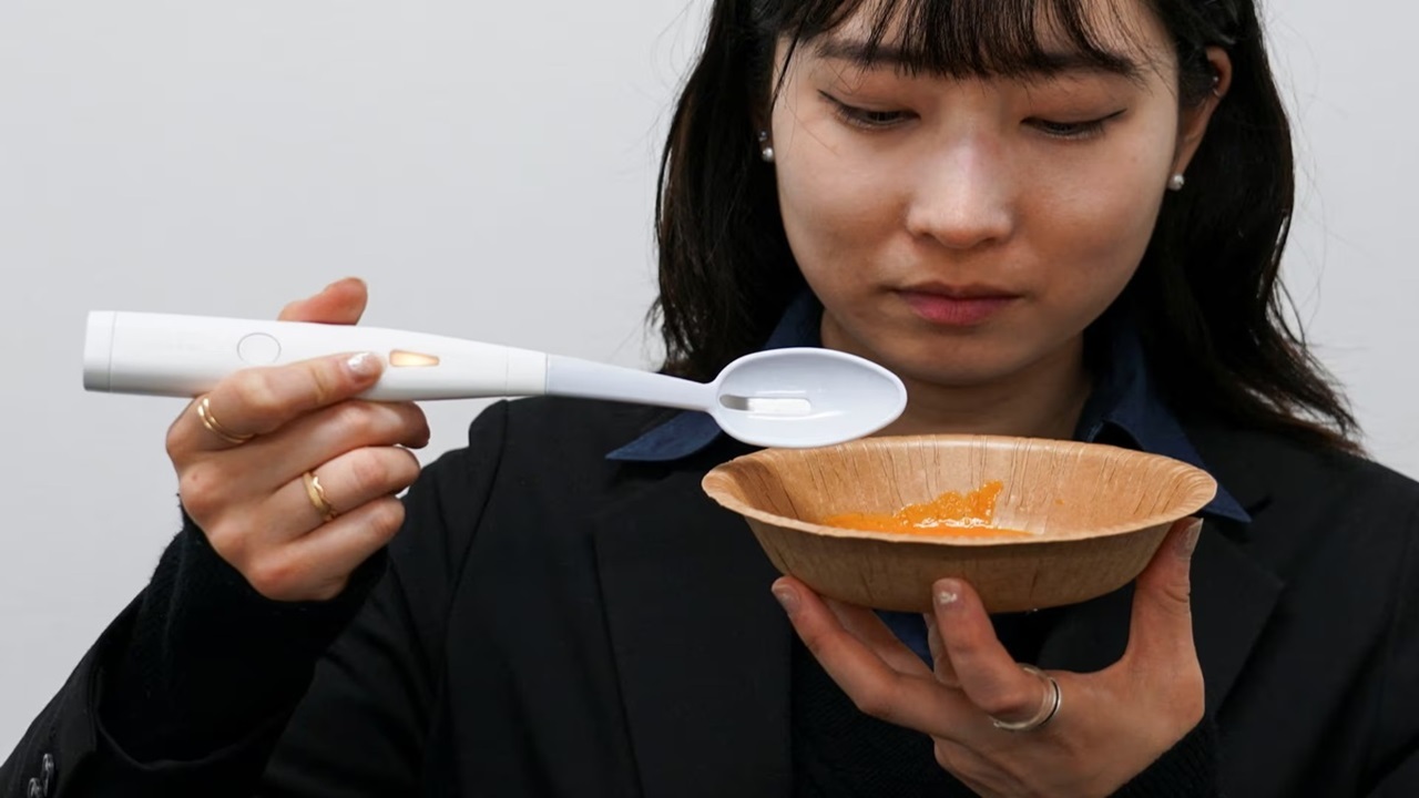 ژاپنی ها برای کاهش استفاده از نمک قاشق با طعم نمک ساختند+ فیلم