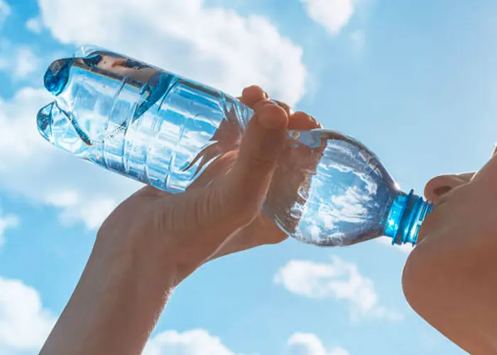 ۹ مورد که به ما نشان می‌دهد روزانه آب کافی نمی‌نوشیم