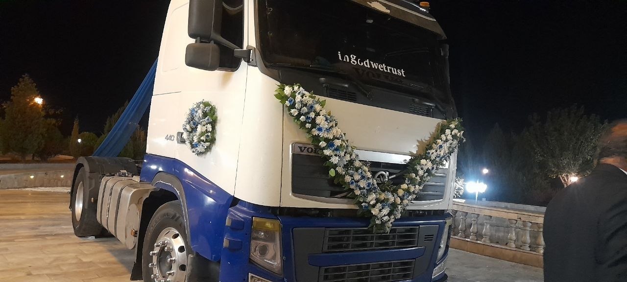 عروس و داماد تریلی‌سوار زرندی؛ آرزویی برای چرخیدن چرخ زندگی رانندگان